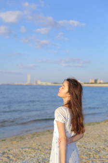 女性の乳頭を凸起しています